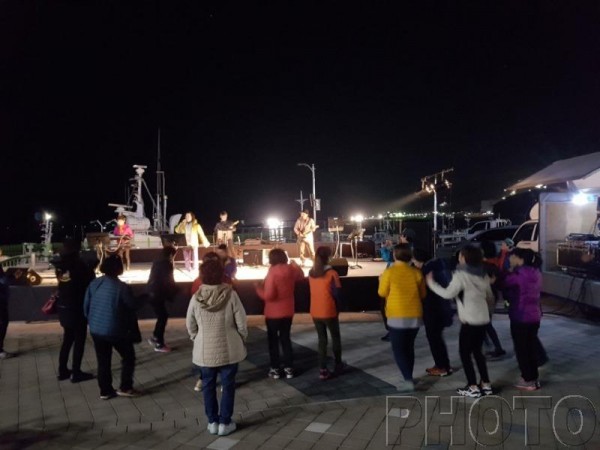 완도 퓨전음악단은 청해진열두군고와 함께 해조류센터 광장에서 지역주민과 관광객을 위한 해변공원음악회를 열고 있다 (1).jpg