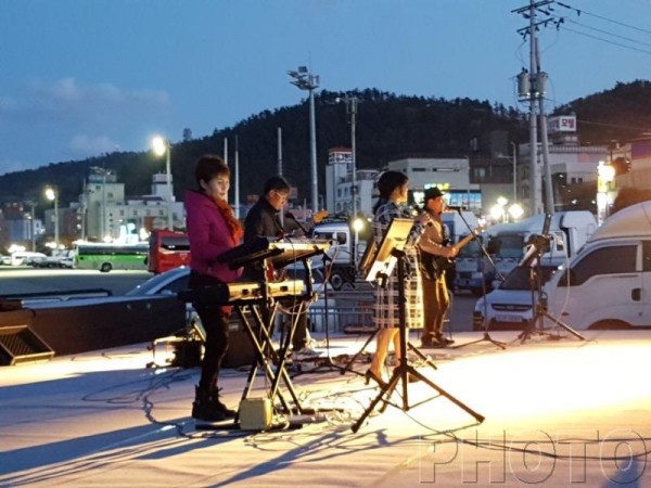 완도 퓨전음악단은 청해진열두군고와 함께 해조류센터 광장에서 지역주민과 관광객을 위한 해변공원음악회를 열고 있다 (2).jpg