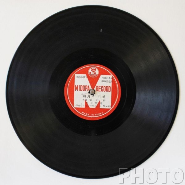 102-1960년 미도파레코드사(M6161)에서 제작된 남인수의 4월의 깃발음반.jpg