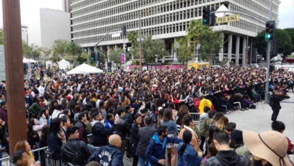 1. 아이덴티티 LA 뮤직 페스티벌에 참가하기 위해 LA 시청 앞에 모인 관객들.jpg