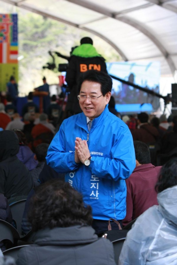 [사진설명] 김영록 민주당 전남지사 예비후보가 7일 해남 대흥사에서 열린 서산대제에 참석해 불자들과 만나고 있다..JPG