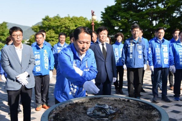 권세도 더민주당 여수시장 후보가 26일 오전 8시 자산공원 현충탑을 찾아 참배를 갖고 있다..JPG