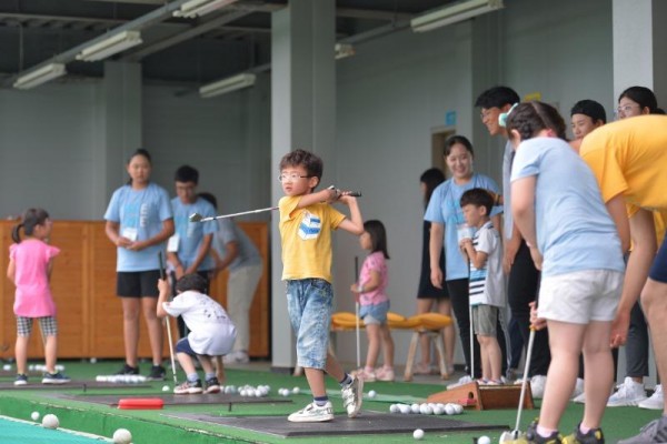 최경주재단은 지난 10일부터 13일까지 3박 4일동안 완도에서 2018 하계드림캠프를 개최했다. 사진은 화흥초등학교 학생들과 골프 원포~.jpg