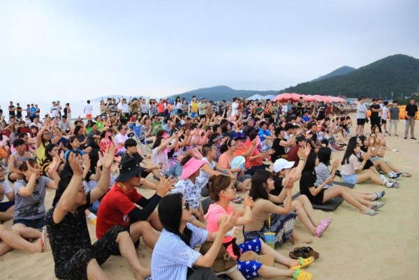 완도 신지명사십리 해수욕장에서 ‘해양치유 쿨(COOL)콘서트’가 7월 28일(토), 8월 4일(토) 총 2회에 걸쳐 개최된다. (2).JPG