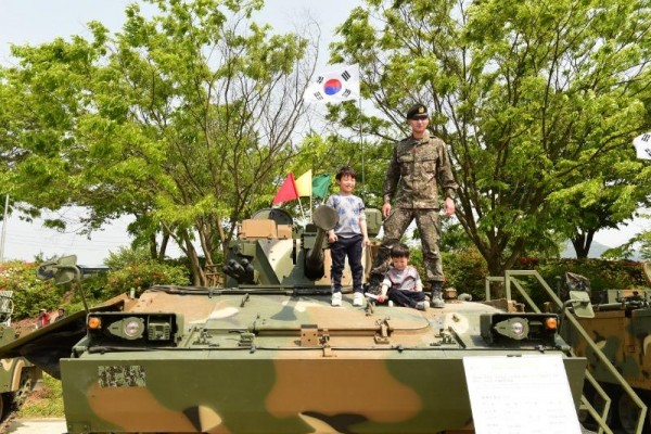 [크기변환]장성 홍길동 축제에서 상무대의 전차를 이용해 병영체험 중인 어린이..JPG