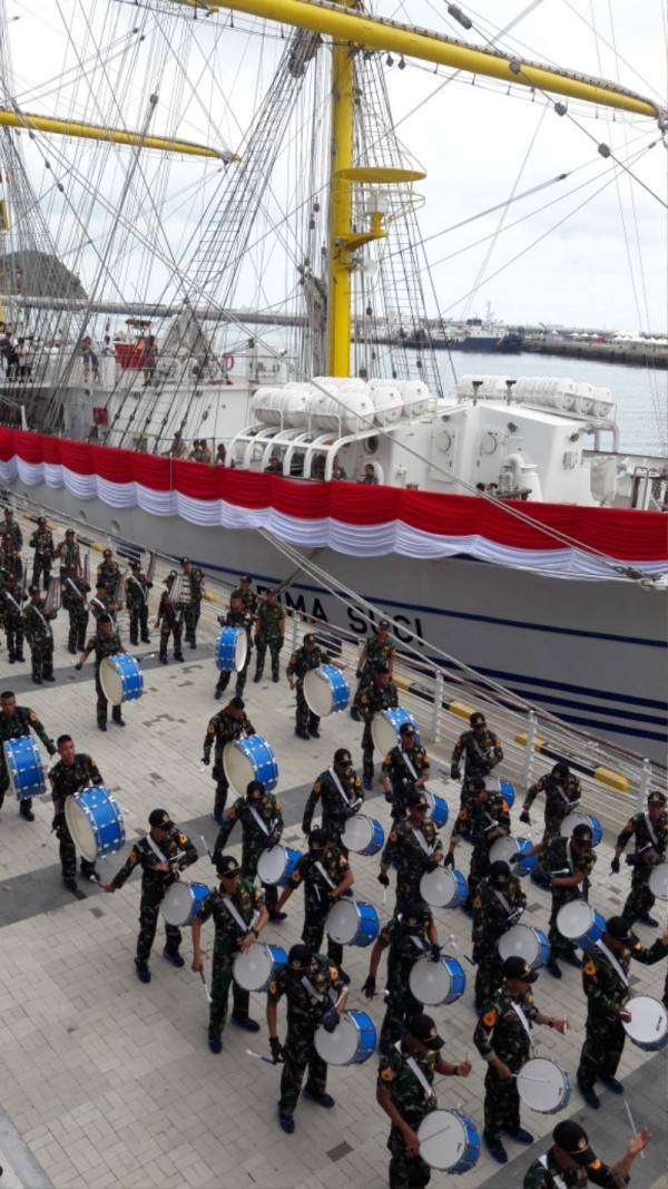 [크기변환]인도네시아 초대형 범선 비마수지호 승무원들이 퍼레이드를 펼치고 있다..jpg