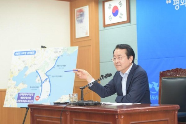 [크기변환]한반도 H자 경제벨트를 설명하고 있는 김종식 목포시장.JPG