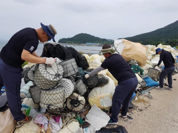 [크기변환]완도군 해양쓰레기 전담 수거·처리단이 마을을 돌아다니며 수거된 해양쓰레기를 분류하고 있다..jpg