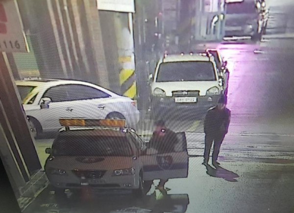 [크기변환]완도군 CCTV통합관제센터에서는 차량털이 절도 용의자를 포착하고 절도범을 검거하는데 기여했다고 밝혔다. 사진은 경찰이 절도범을 검거하는~.jpg