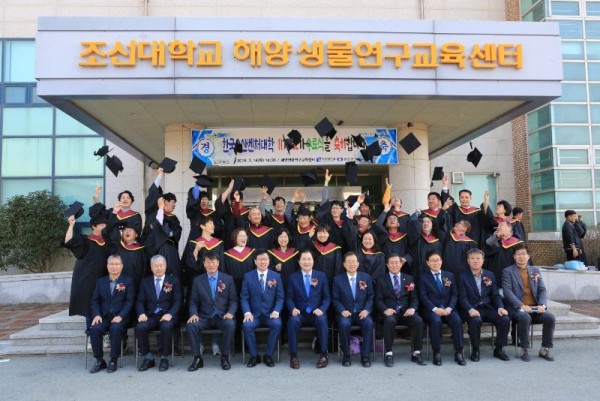 [크기변환]완도군은 14일 신지면 조선대 해양생물연구교육센터에서 한국수산벤처대학의 제11·12기 수료식과 13기 입학식을 개최했다고 밝혔다. (2).JPG