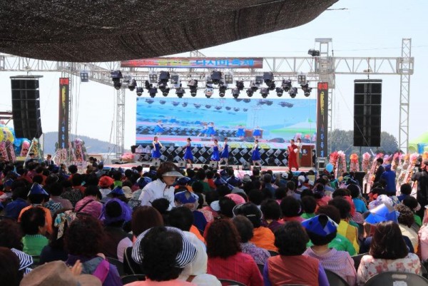 [크기변환]전국 다시마 생산량의 70%를 차지하고 있는 금일읍에서 지난 11일, 제13회 금일읍다시마 축제가 개최됐다. 사진은 식전 행사 모습.JPG