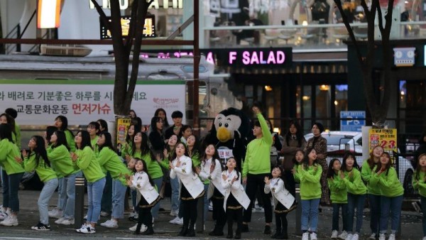 [크기변환]키즈 걸그룹 ‘드림아이원’ 교통문화 거리 캠페인 ‘먼저가슈’참여.jpg