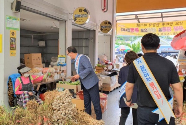 [크기변환]장성군이 지난 16일 사거리 전통시장에서 전통시장 상인회와 함께 ‘착한 가격, 건전한 소비’ 캠페인을 열었다.jpg