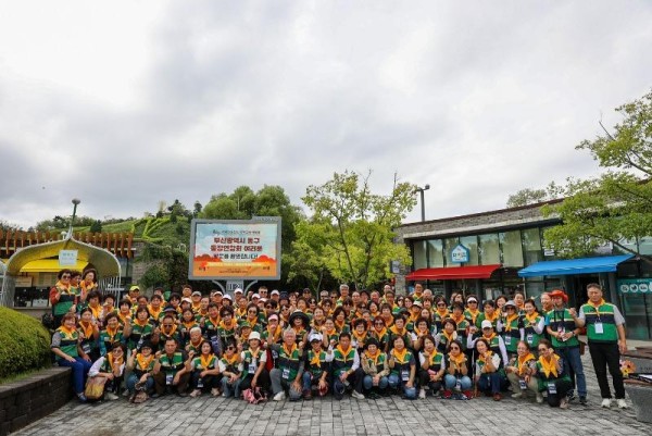 정원박람회장을 방문한 부산 동구 통장협의회가 단체사진을 찍고 있다.jpg