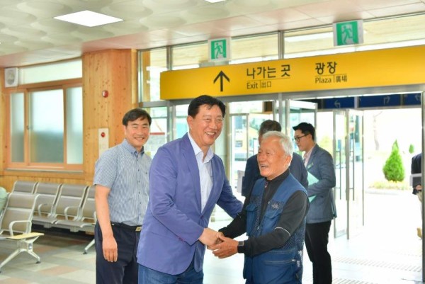 연휴 첫날, 교통 종사자와 덕담을 나누고 있는 김한종 장성군수.JPG