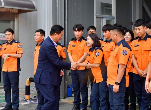지난달 25일 유관기관 및 시설을 위문한 김한종 장성군수 (1).JPG