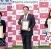 ‘2018국제사회공헌대상’ 日 리키타케 프로듀서–이소다 대표–양영희 대표‘ 수상